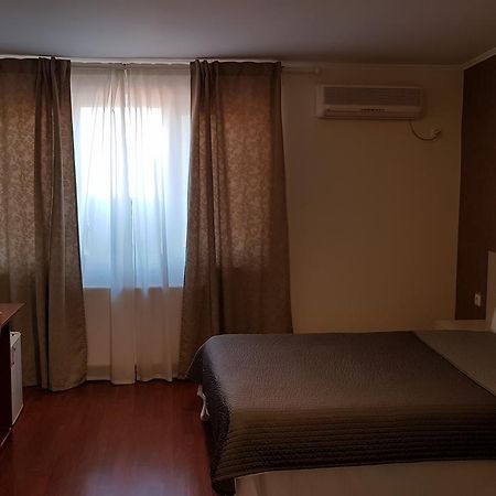 Hotel Mic Bukares Bagian luar foto