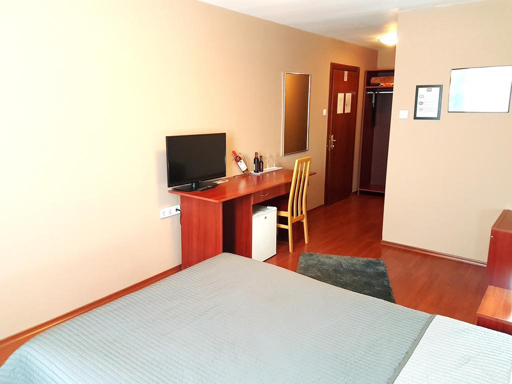 Hotel Mic Bukares Bagian luar foto