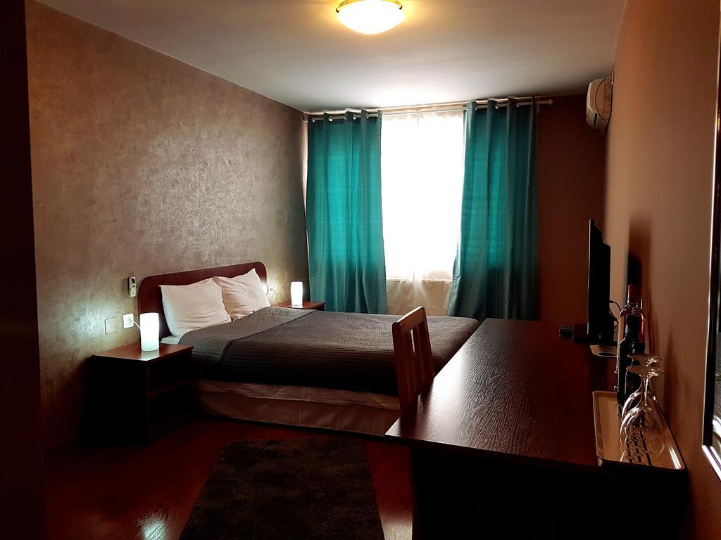 Hotel Mic Bukares Bagian luar foto