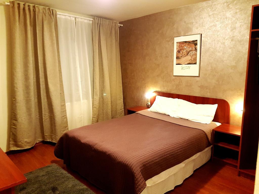 Hotel Mic Bukares Bagian luar foto