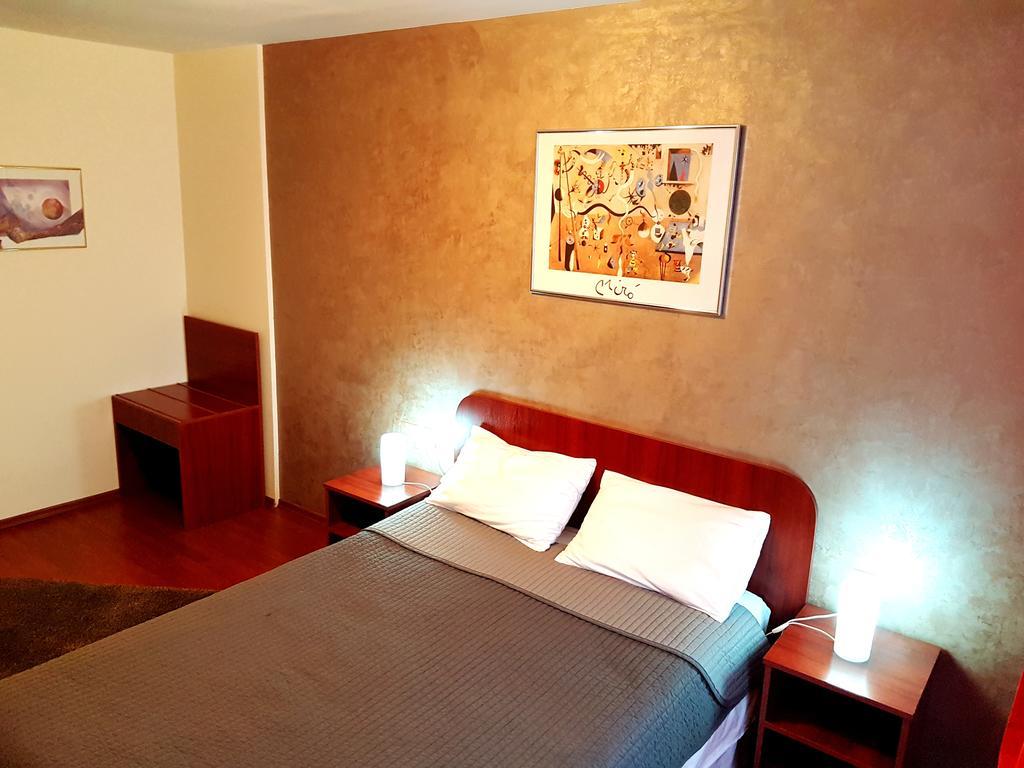 Hotel Mic Bukares Bagian luar foto