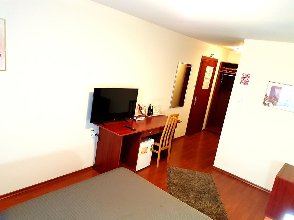 Hotel Mic Bukares Bagian luar foto
