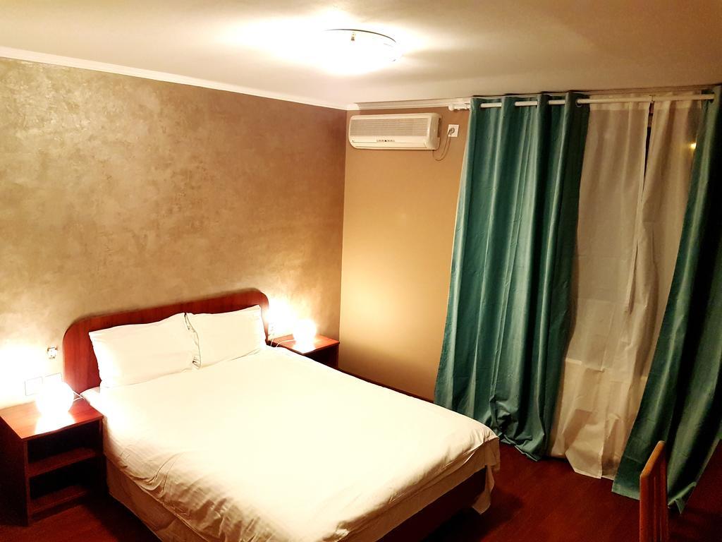 Hotel Mic Bukares Bagian luar foto