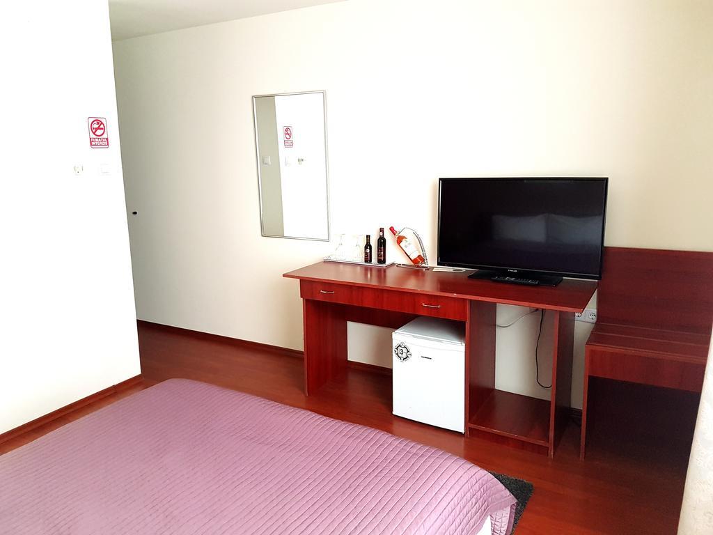 Hotel Mic Bukares Bagian luar foto