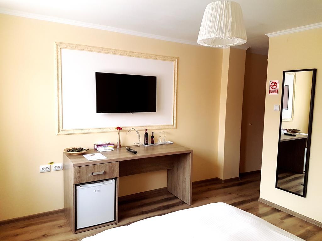 Hotel Mic Bukares Bagian luar foto