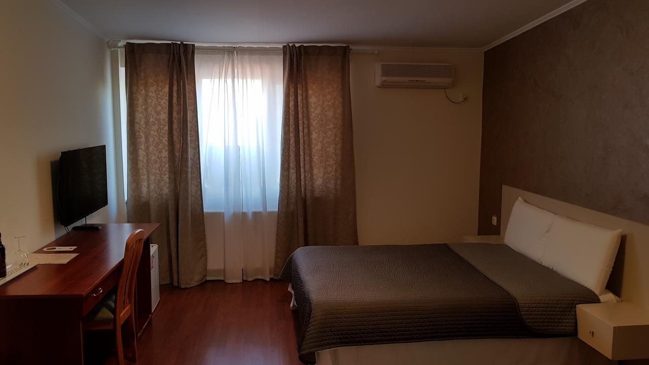 Hotel Mic Bukares Bagian luar foto